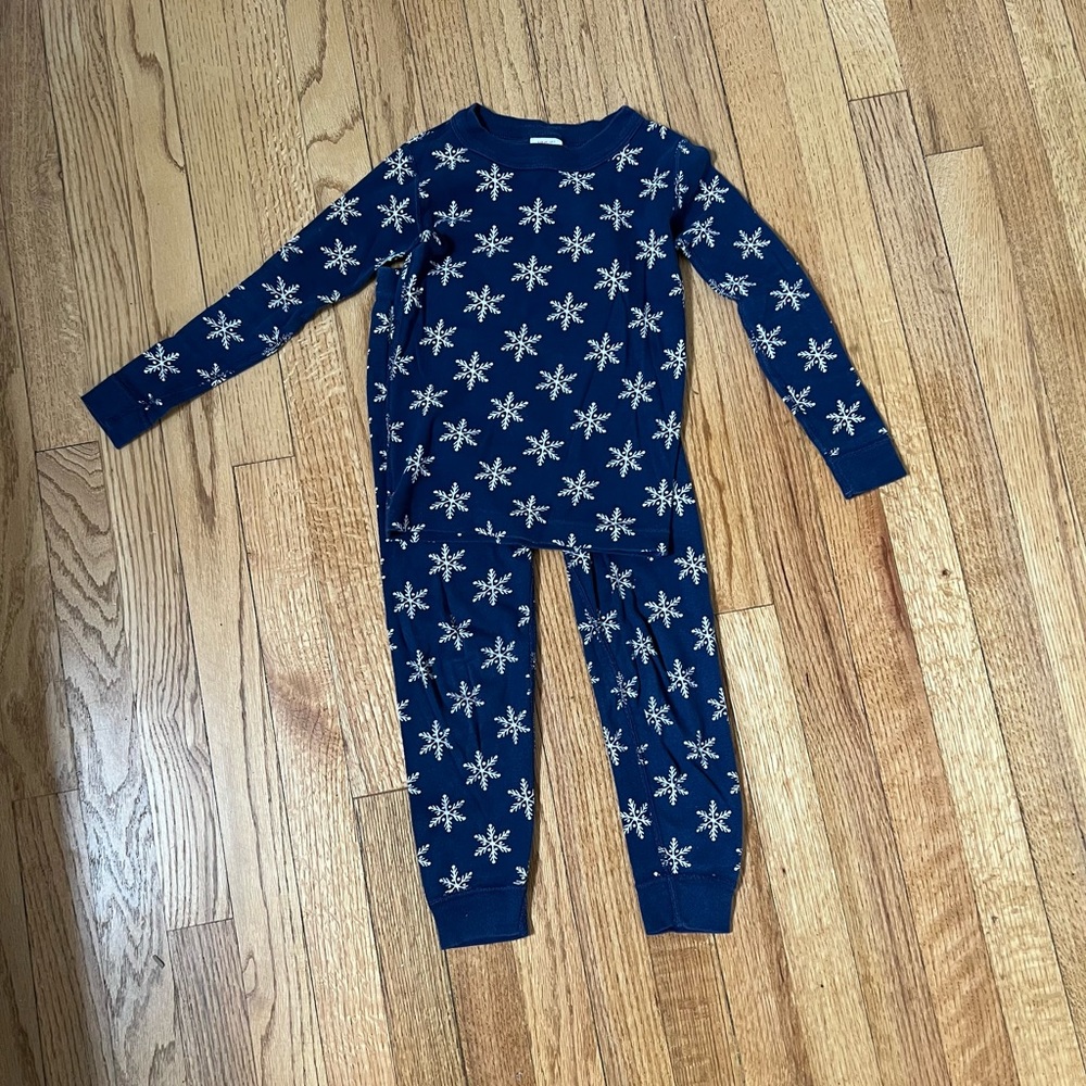 Hanna Andersson navy snowflake two piece pajamas, size 5.